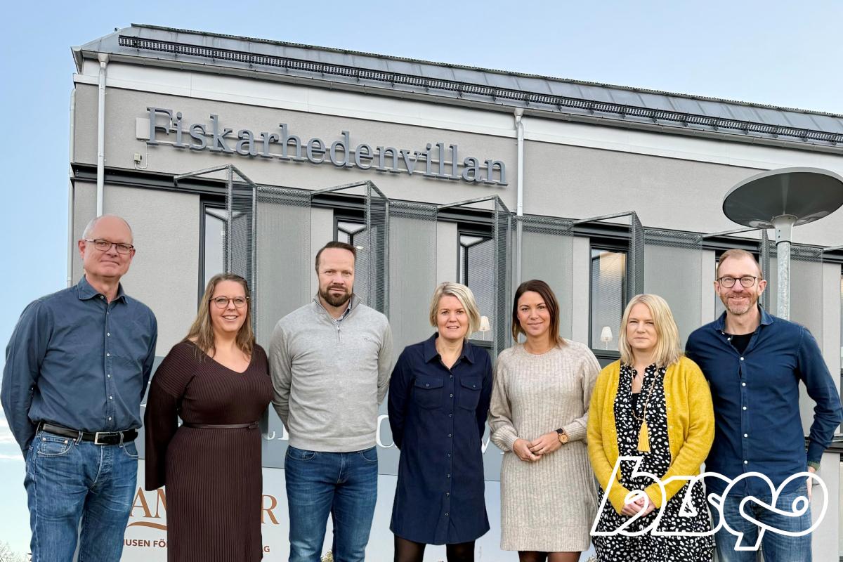 Julia och Mats från Bisqo tillsammans med Fiskarhedenvillan-teamet utanför deras huvudkontor i Borlänge