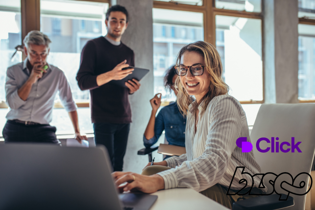 Ett marketing-team som sitter framför en dator