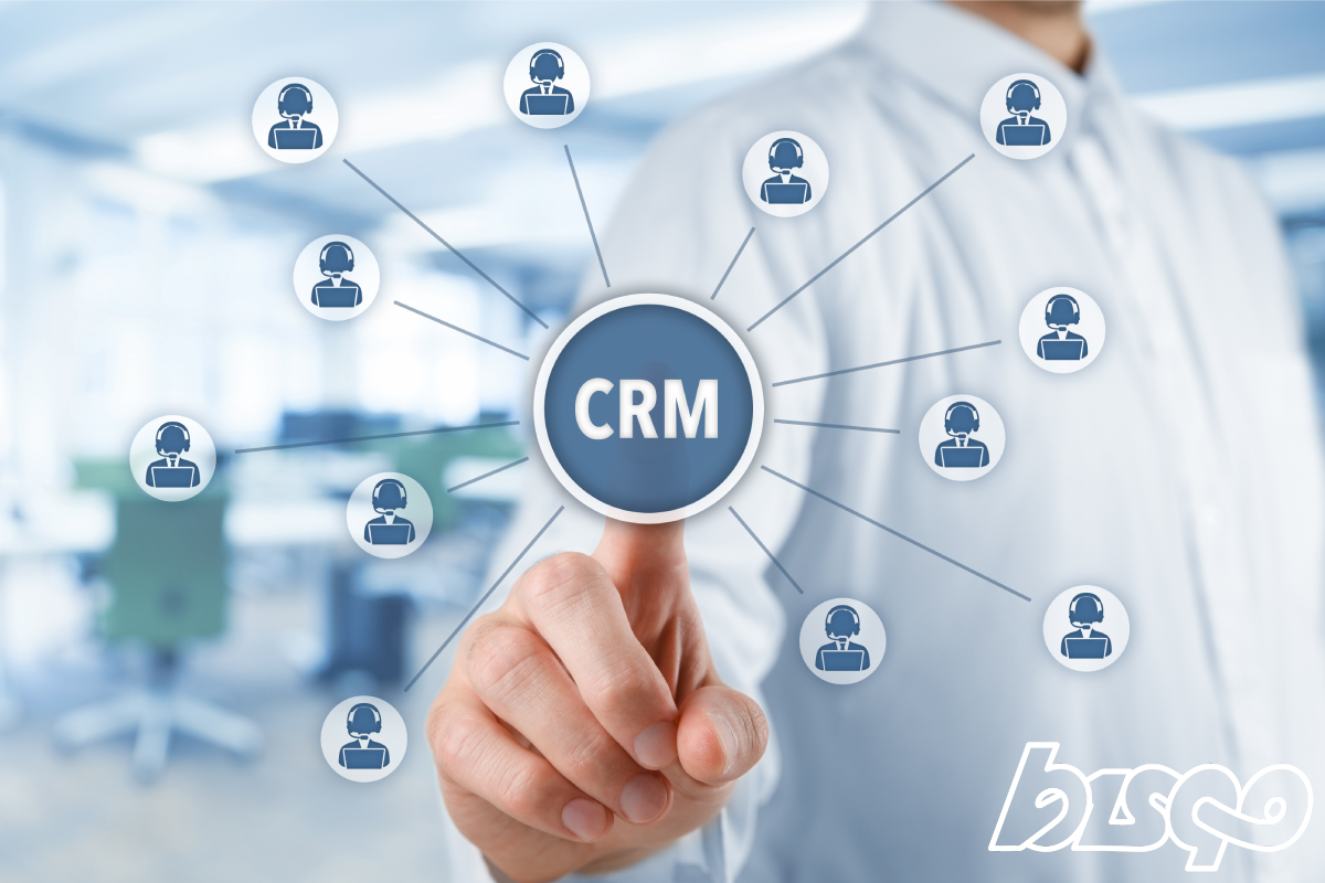 Bild på en man som pekar på en CRM-bubbla.