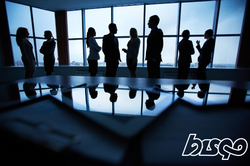 Människor samlade i ett rum som står samlade framför ett fönster