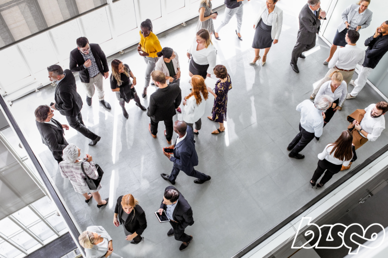 Människor som minglar vid ett event