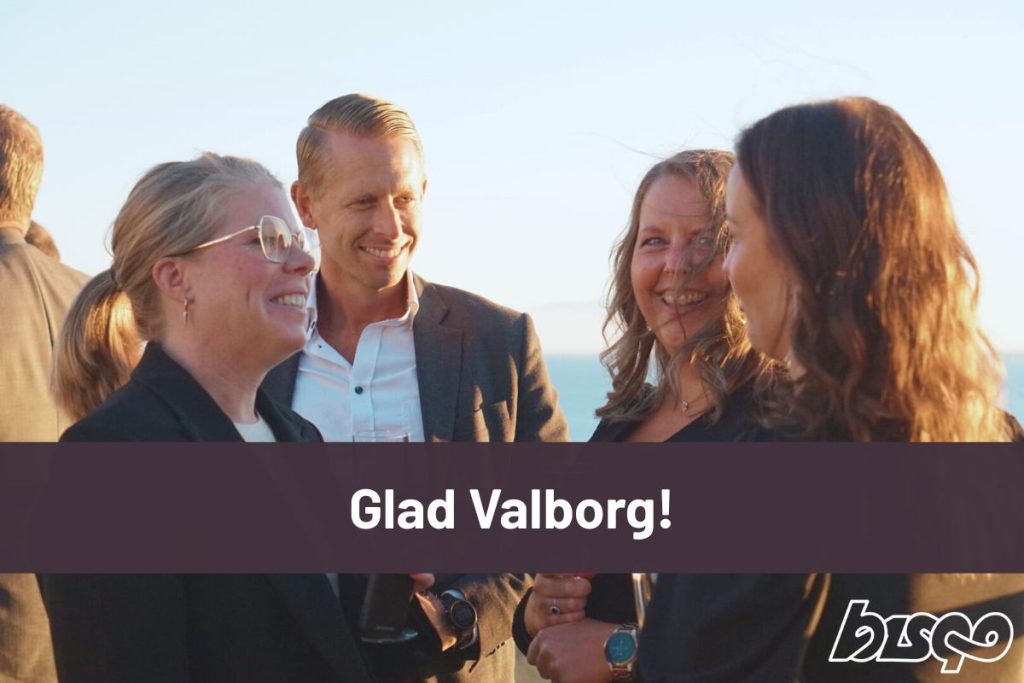 Bisqo's medarbetare minglar i solnedgången uppe på taket på Hetch.