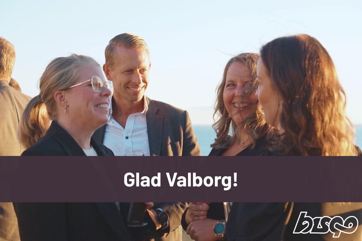 Bisqo's medarbetare minglar i solnedgången uppe på taket på Hetch.