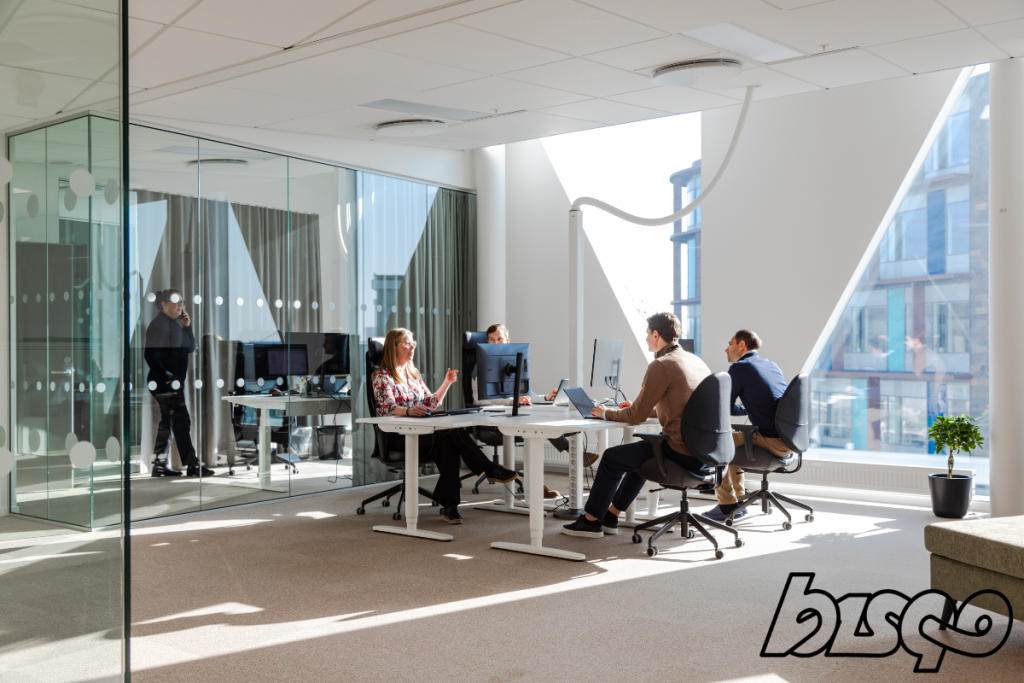 Medarbetare på Bisqo sitter och arbetar på det nya kontoret i Helsingborg.