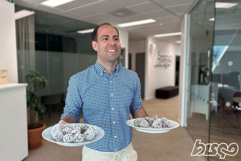 Linus Boström på Bisqo serverar chokladbollar