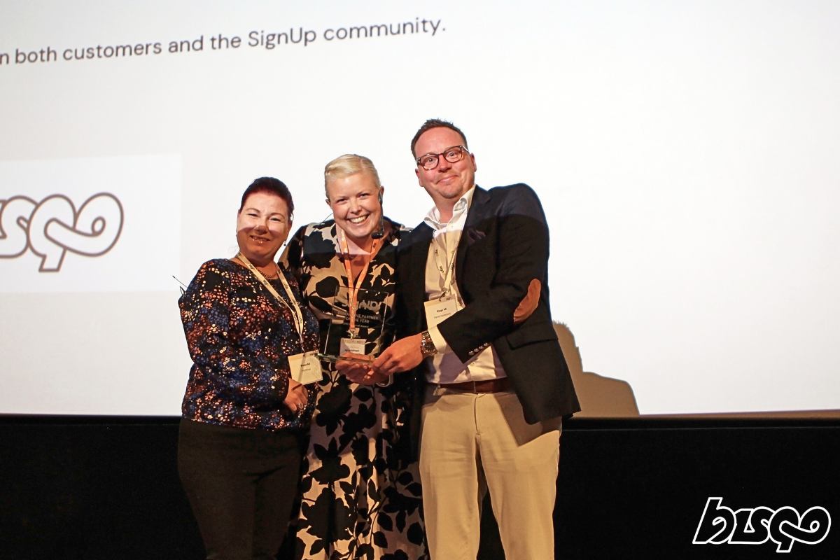 Pia Härsjö och Daniel Westerberg från Bisqo står tillsammans med Camilla Gustafsson från Signup på scen.