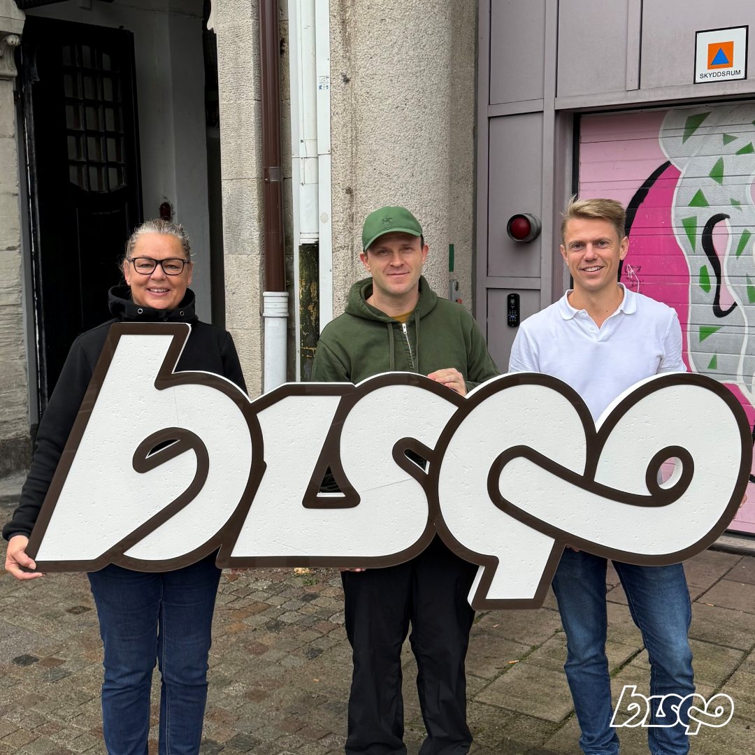 Helene Persson, Johan Norell och Jesper Kockum Permsjö från Bisqo håller i Bisqo loggan som ska upp på nya kontoret.