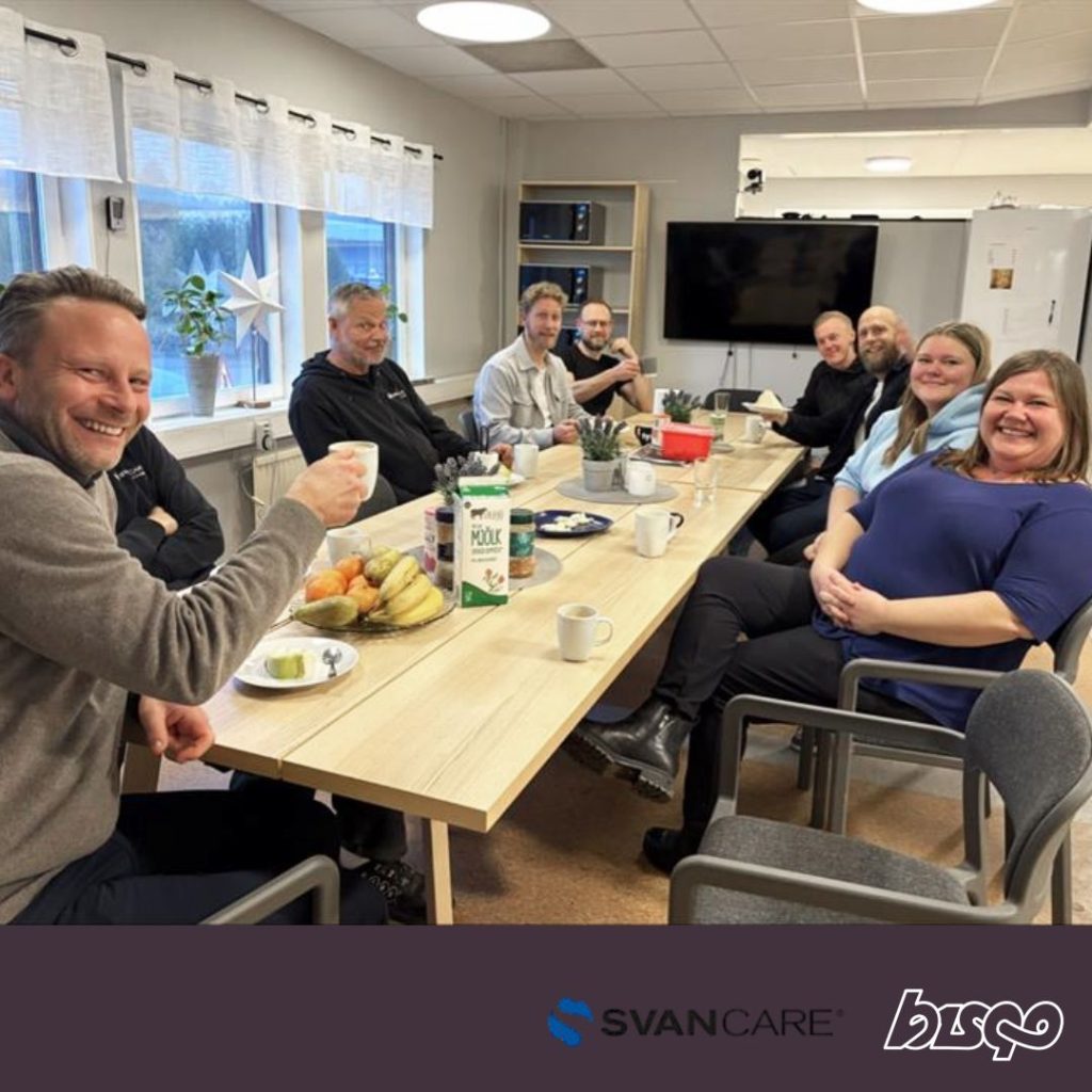 Teamet på Svancare firar med tårta