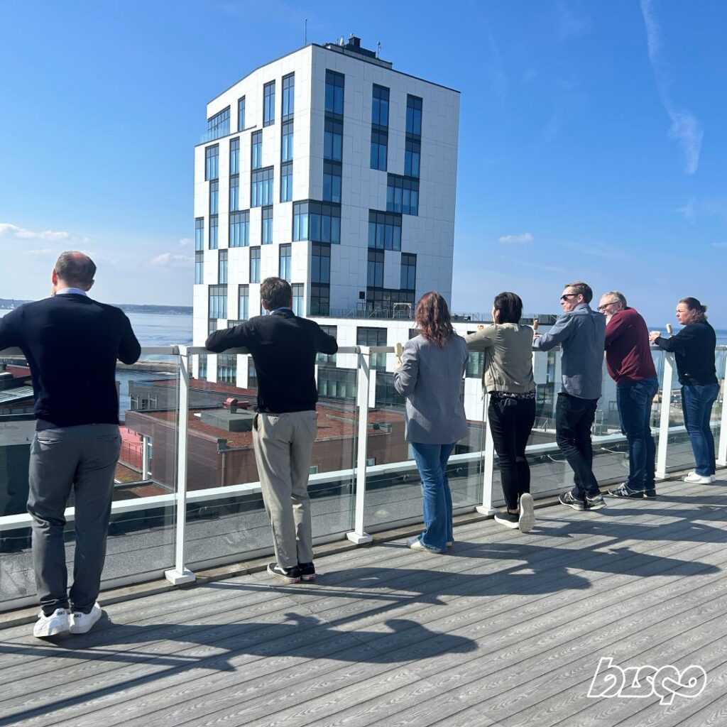 Teamet tar en glasspaus uppe på taket i prismahuset